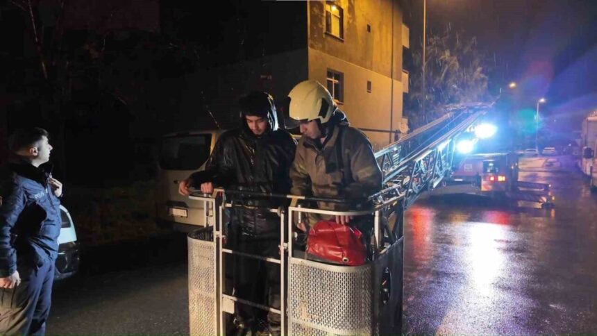 Sancaktepe’de Kuş Beslemek İçin Çatıya Çıkan İki Genç İtfaiye Tarafından Kurtarıldı Sancaktepe’de Kuş Beslemek İçin Çatıya Çıkan İki Genç İtfaiye Tarafından Kurtarıldı