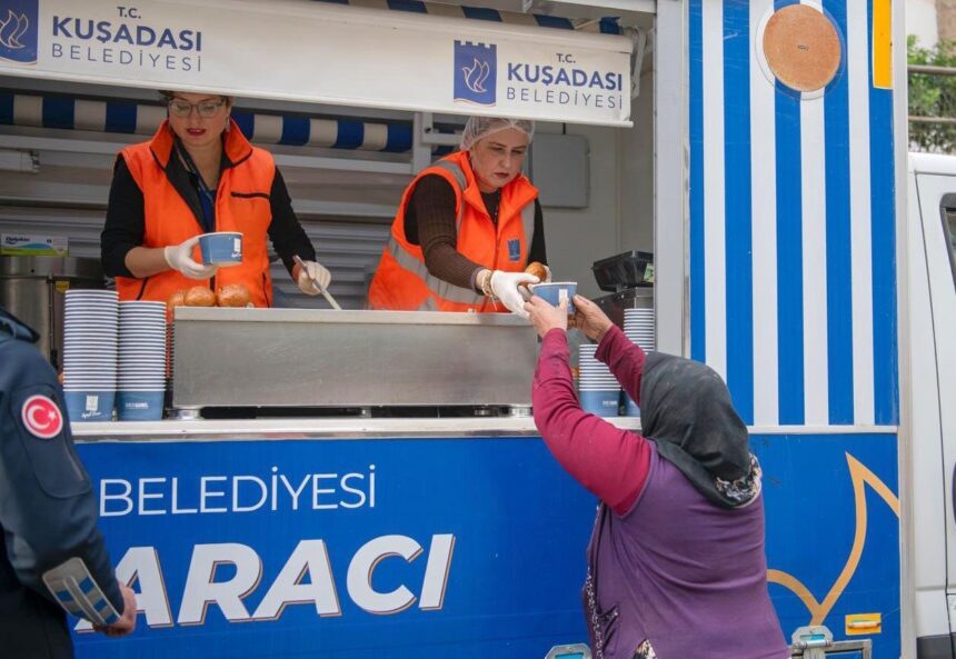Kuşadası Belediyesi, sosyal yardımlar kapsamında hemşehrilerine sıcak çorba dağıtımına başladı.