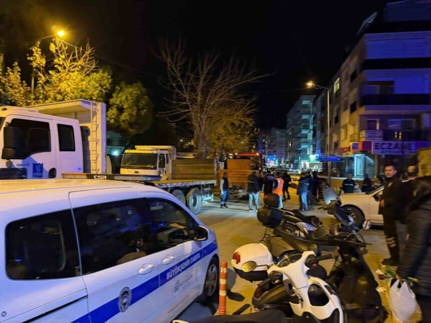 Kuşadası ve Aydın Büyükşehir Belediyesi ekipleri karşı karşıya geldi, gerginlik yaşandı. Kuşadası ve Aydın Büyükşehir Belediyesi ekipleri karşı karşıya geldi, gerginlik yaşandı.