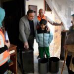 Kuşadası Belediyesi, kış koşulları ve ekonomik krizin etkilediği ailelere soba yardımı yapıyor.