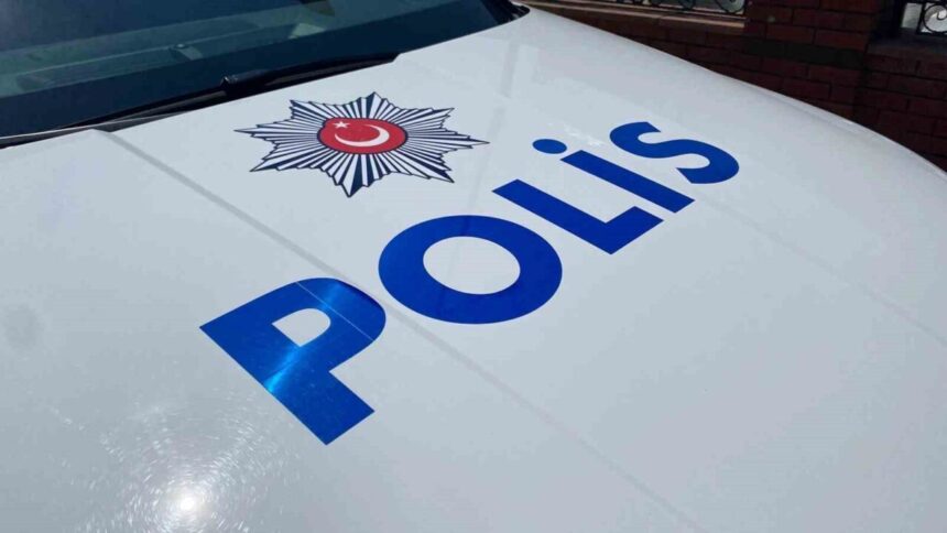 Kuşadası’nda hırsızlık suçundan bir şüpheli yakalanarak tutuklandı. Kuşadası’nda hırsızlık suçundan bir şüpheli yakalanarak tutuklandı.