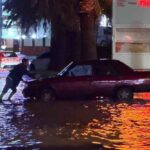 Kuşadası’nda Sağanak Yağışlar Yollarda Su Birikintisi Oluşturdu, Araçlar Mahsur Kaldı