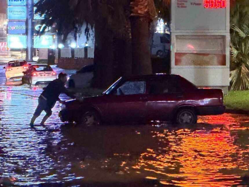 Kuşadası’nda Sağanak Yağışlar Yollarda Su Birikintisi Oluşturdu, Araçlar Mahsur Kaldı Kuşadası’nda Sağanak Yağışlar Yollarda Su Birikintisi Oluşturdu, Araçlar Mahsur Kaldı