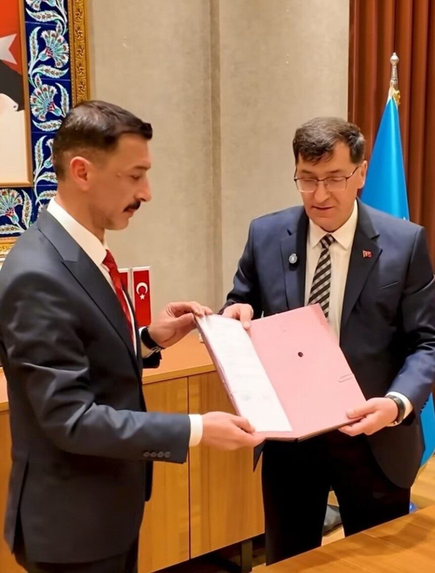 Kütahya Belediyesi ve Türk Yerel Hizmet Sendikası, sosyal denge sözleşmesini en üst limitten imzaladı. Kütahya Belediyesi ve Türk Yerel Hizmet Sendikası, sosyal denge sözleşmesini en üst limitten imzaladı.