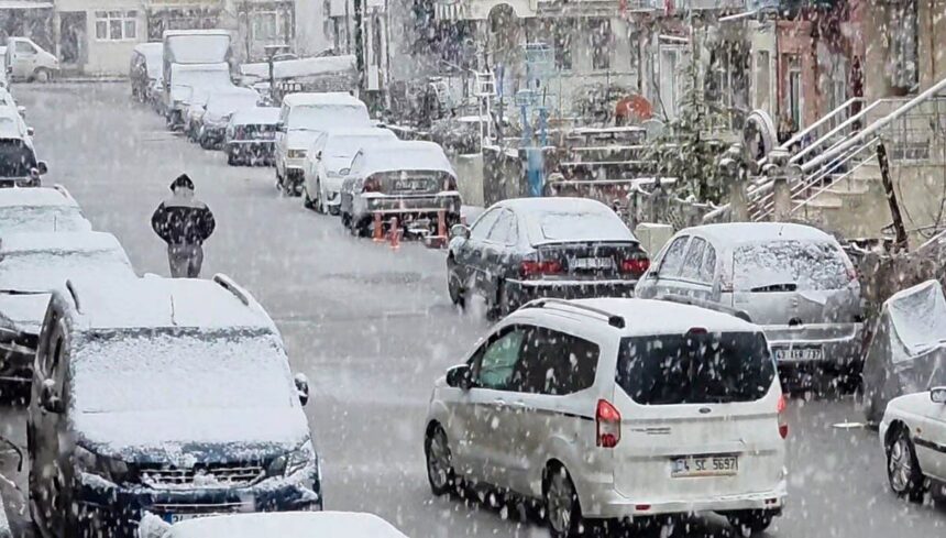 Kütahya’da kar yağışı, şehir merkezini beyaza bürüdü; ulaşımda aksaklıklar yaşandı. Kütahya’da kar yağışı, şehir merkezini beyaza bürüdü; ulaşımda aksaklıklar yaşandı.