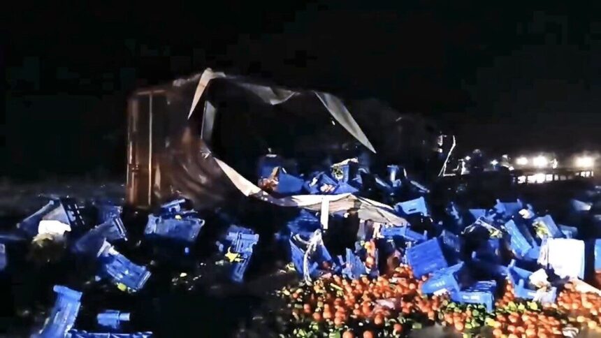 Kütahya-Eskişehir karayolunda yoğun yağış nedeniyle trafik kazası meydana geldi. Kütahya-Eskişehir karayolunda yoğun yağış nedeniyle trafik kazası meydana geldi.