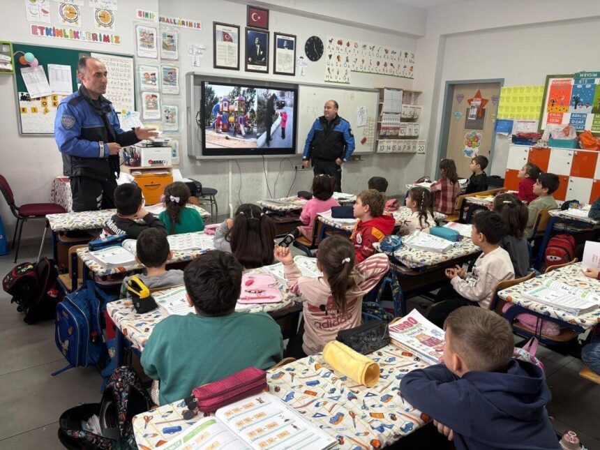 Kütahya’daki Cumhuriyet İlkokulu’nda öğrencilere yönelik polis bilgilendirme eğitimi gerçekleştirildi.