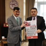 Kütahya Belediye Başkanı Kahveci, Vali Işın’ı makamında ziyaret ederek Şehitler Takvimi sundu.