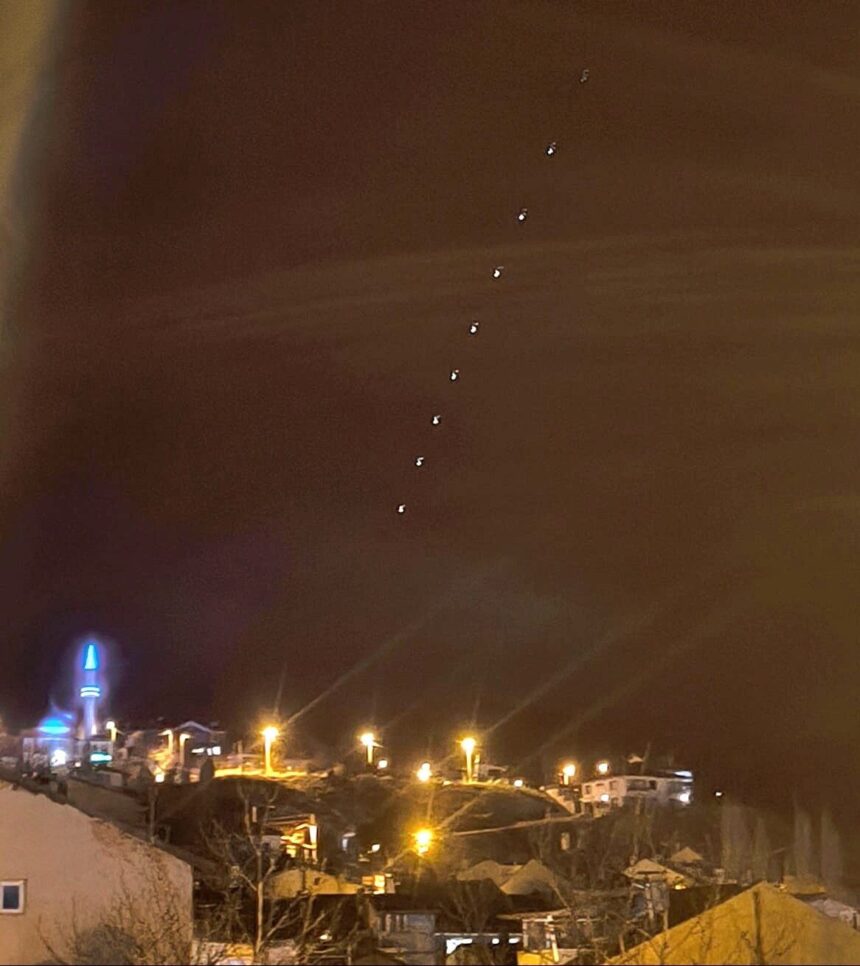 Kütahya’da Gece Gökyüzünde Peş Peşe Işıklar Görüldü, Starlink Uyduları Olduğu Anlaşıldı Kütahya’da Gece Gökyüzünde Peş Peşe Işıklar Görüldü, Starlink Uyduları Olduğu Anlaşıldı
