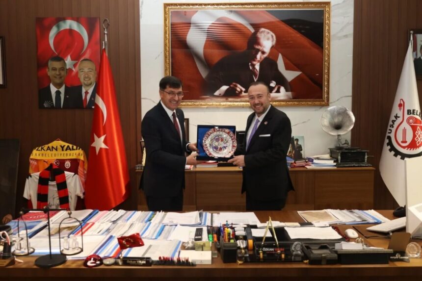 Kütahya Belediye Başkanı Kahveci, Uşak’taki meslektaşı Yalım’ı ziyaret ederek iş birliği fırsatlarını değerlendirdi. Kütahya Belediye Başkanı Kahveci, Uşak’taki meslektaşı Yalım’ı ziyaret ederek iş birliği fırsatlarını değerlendirdi.