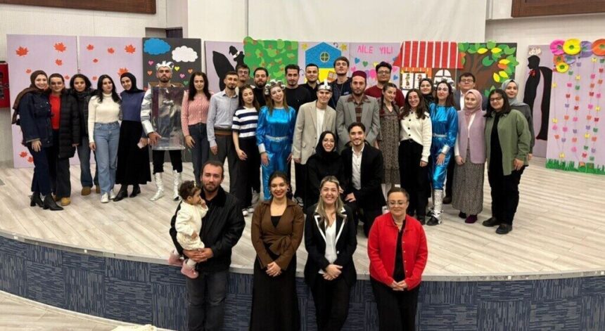 Dumlupınar Üniversitesi’nden “Aile Yılı” temalı tiyatro etkinliği, Kütahya İl Millî Eğitim Müdürlüğü ev sahipliğinde yapıldı.