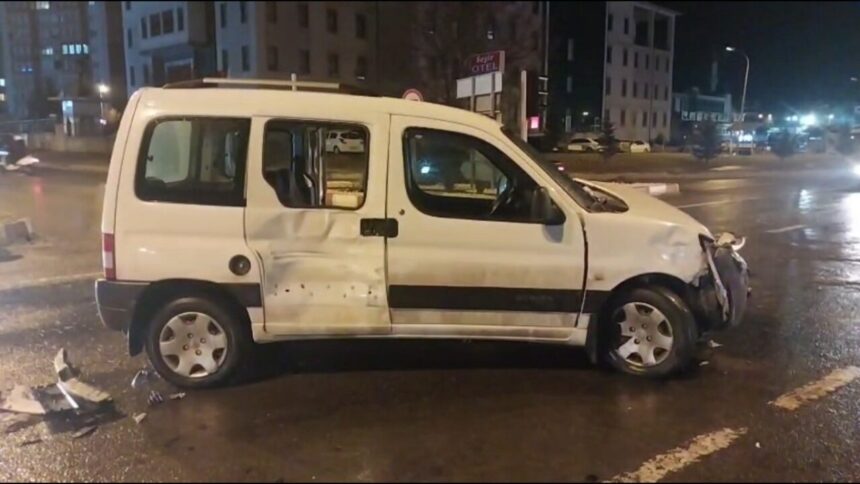 Tavşanlı’da otomobil ve ambulans çarpıştı; bir kişi yaralandı. Tavşanlı’da otomobil ve ambulans çarpıştı; bir kişi yaralandı.