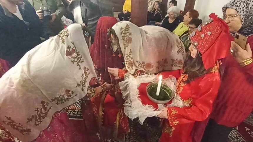 Kütahya’da “Geleneksel Kütahya Kınası” geleneği Yüksek Kahve’deki etkinlikle yeniden hayat buldu. Kütahya’da “Geleneksel Kütahya Kınası” geleneği Yüksek Kahve’deki etkinlikle yeniden hayat buldu.