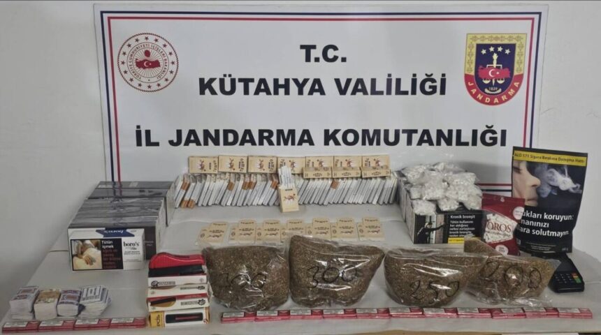 Kütahya’da Jandarma, Şaphane’de durdurduğu araçta kaçak tütün ve bandrolsüz makaron buldu.