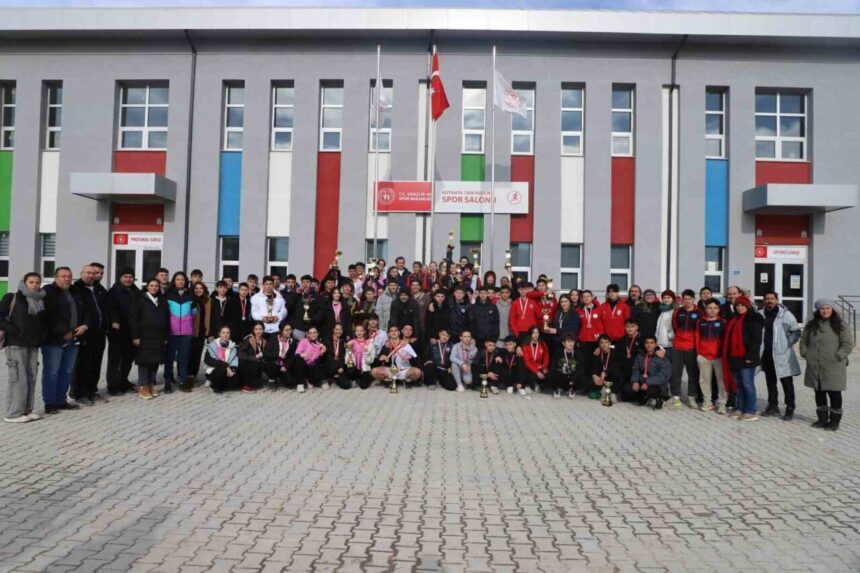 Kütahya’da Okul Sporları Gençler A-B Oryantiring İl Şampiyonası düzenlendi, dereceye girenler ödüllendirildi.