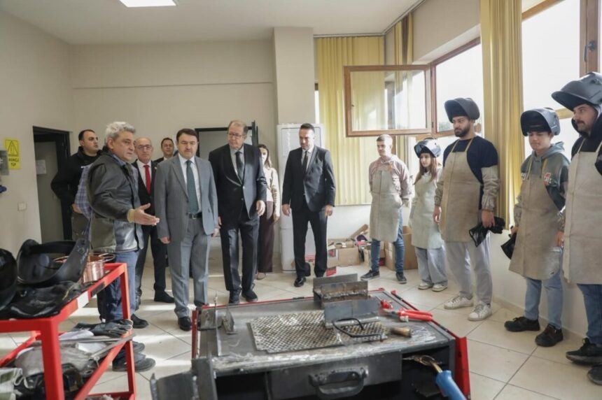 Kütahya Valisi Musa Işın, KUTSO’ya ziyarette bulunarak yürütülen projeler hakkında bilgi aldı.