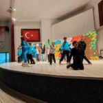 Kütahya İl Milli Eğitim Müdürlüğü ve DPÜ iş birliğiyle sahnelenen “Zamanda Aile Yolculuğu” çocuk tiyatrosu sona erdi.