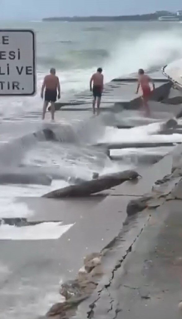Caddebostan Sahili’nde etkili lodos nedeniyle dalgalara kapılan 3 kişi kayalıklara çarptı, yaralandı. Caddebostan Sahili’nde etkili lodos nedeniyle dalgalara kapılan 3 kişi kayalıklara çarptı, yaralandı.