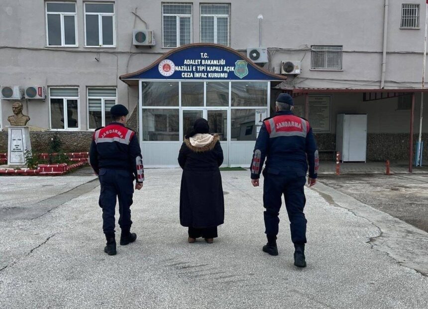 Kuyucak’ta FETÖ üyesi biri jandarma tarafından yakalanarak gözaltına alındı. Kuyucak’ta FETÖ üyesi biri jandarma tarafından yakalanarak gözaltına alındı.