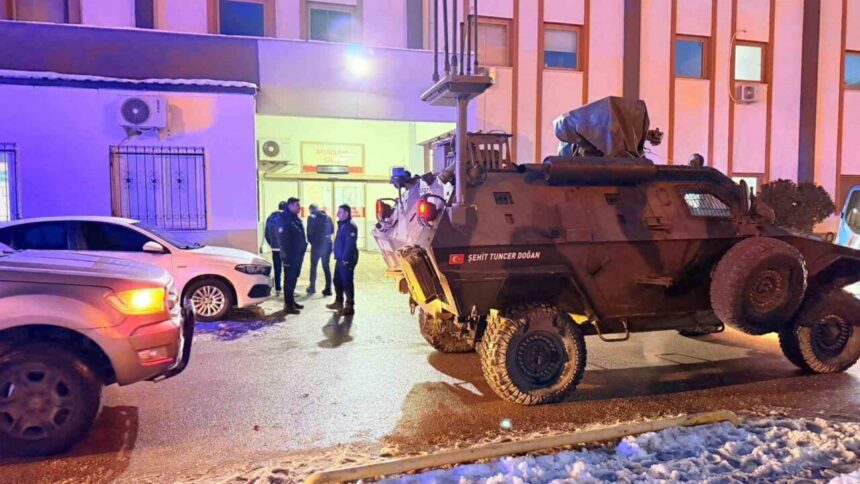 Adıyaman’ın Kahta ilçesinde kuzenini tüfekle öldüren şahıs jandarma tarafından yakalandı. Adıyaman’ın Kahta ilçesinde kuzenini tüfekle öldüren şahıs jandarma tarafından yakalandı.