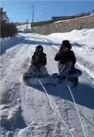 Elazığ’da otomobil lastikleriyle kayarak kış eğlencesi yaşayan çocukların keyfi görüntülendi. Elazığ’da otomobil lastikleriyle kayarak kış eğlencesi yaşayan çocukların keyfi görüntülendi.