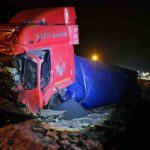 DÜZCE(İHA) – Anadolu Otoyolu Düzce kısmında gece saatlerinde lastiği patlayan tır bariyere çarptı, yaralanan olmadı.