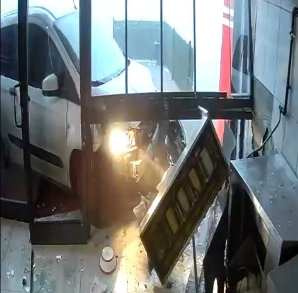 Konya’da dönerci dükkanına hafif ticari araç girdi, anlar güvenlik kamerasında kaydedildi.