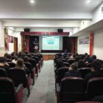 Afyonkarahisar’da polis, lise öğrencilerine trafik ve güvenli internet konularında eğitim düzenledi.