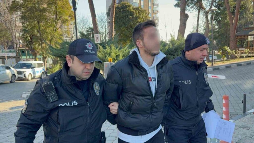Samsun’da halk otobüsünde lise öğrencisini bıçakla tehdit eden üniversite öğrencisi tutuklandı.