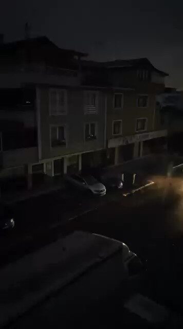 Kocaeli’de Şiddetli Lodos, Şehirde Büyük Hasara Yol Açtı; Elektrik Kesintileri Yaşanıyor Kocaeli’de Şiddetli Lodos, Şehirde Büyük Hasara Yol Açtı; Elektrik Kesintileri Yaşanıyor