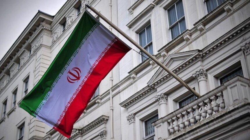 Londra’da İran Büyükelçiliği önündeki protesto sırasında bayrak değişimi gerçekleşti. Londra’da İran Büyükelçiliği önündeki protesto sırasında bayrak değişimi gerçekleşti.