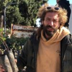 Datça Muhtarı Meriç Bora, 2 bin harnup fidanını ücretsiz dağıtarak doğayı korumayı hedefliyor.