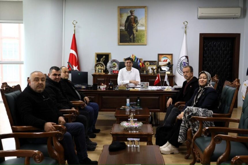 Söğüt’te mahalle muhtarları, Belediye Başkanı Ferhat Durgut ile bir araya geldi. Söğüt’te mahalle muhtarları, Belediye Başkanı Ferhat Durgut ile bir araya geldi.