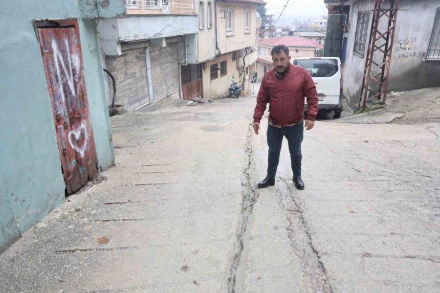 Antakya’da hırsızlar, yer altındaki elektrik kablolarını çalarak mahalleyi 3 gün elektriksiz bıraktı. Antakya’da hırsızlar, yer altındaki elektrik kablolarını çalarak mahalleyi 3 gün elektriksiz bıraktı.