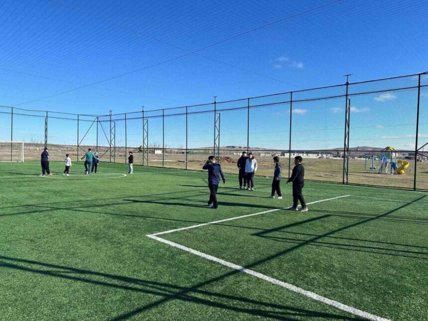 Mahmudiye İlçe Müdürlüğü tesisleri, çocuk ve gençlerin 24 saat spor yapmasına olanak tanıyor. Mahmudiye İlçe Müdürlüğü tesisleri, çocuk ve gençlerin 24 saat spor yapmasına olanak tanıyor.
