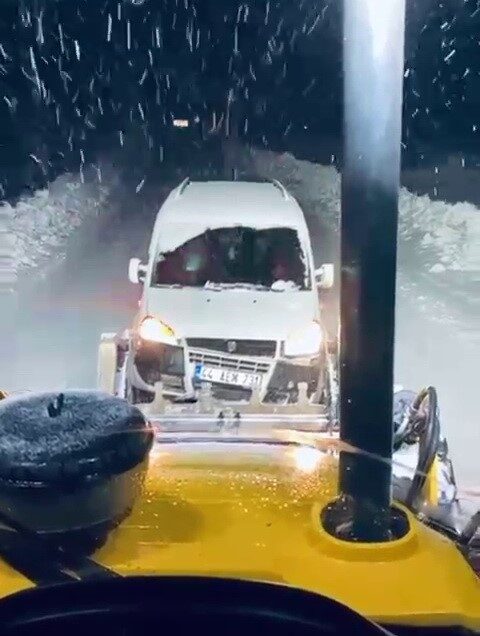 Sincik ilçesinde kar yağışı sonucu birçok araç yolda kaldı. Sincik ilçesinde kar yağışı sonucu birçok araç yolda kaldı.