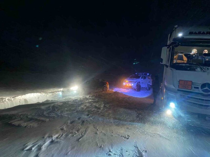 Erzurum’da kar nedeniyle yolda kalan sürücüler, off-road ekipleri tarafından kurtarıldı.