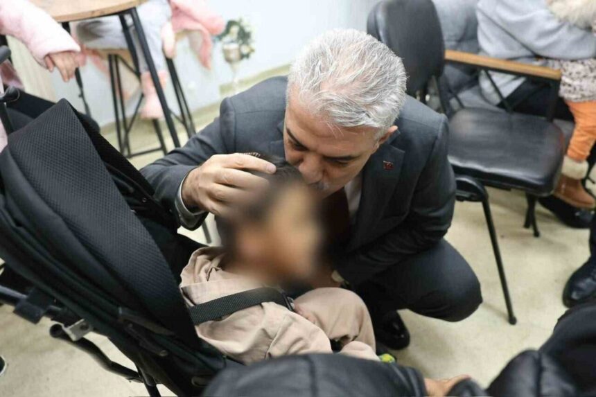 Düzce Valisi ve Eşi Sevgi Evlerinde Yaşayan Çocuklarla Bir Araya Geldi Düzce Valisi ve Eşi Sevgi Evlerinde Yaşayan Çocuklarla Bir Araya Geldi