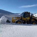 Malatya’da kar yağışı sonrası yolları açma çalışmaları devam ediyor, hasta vatandaşlara ulaşım sağlanıyor.