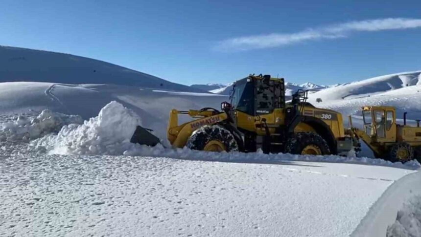 Malatya’da kar yağışı sonrası yolları açma çalışmaları devam ediyor, hasta vatandaşlara ulaşım sağlanıyor. Malatya’da kar yağışı sonrası yolları açma çalışmaları devam ediyor, hasta vatandaşlara ulaşım sağlanıyor.