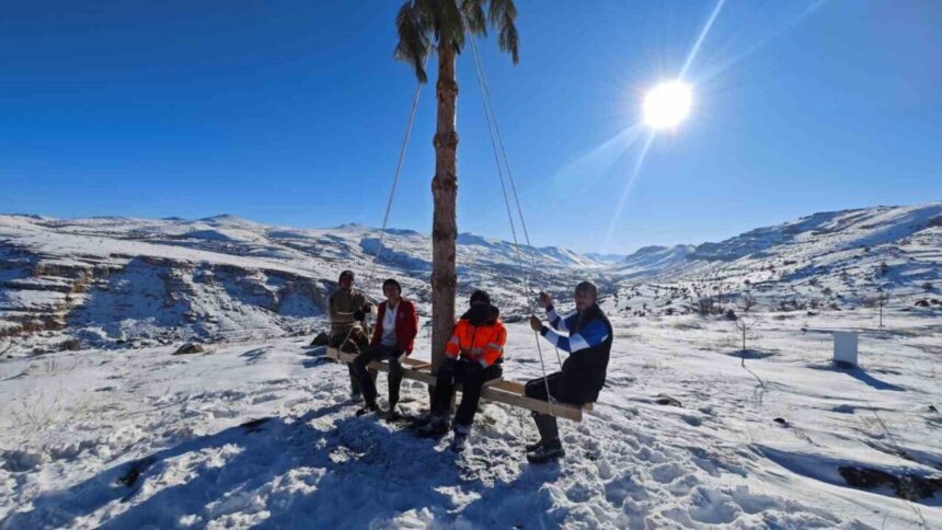 Malatya’nın Akçadağ ilçesinde kar yağışı sonrası bir araya gelen arkadaşlar eğlenceli anlar yaşadı.