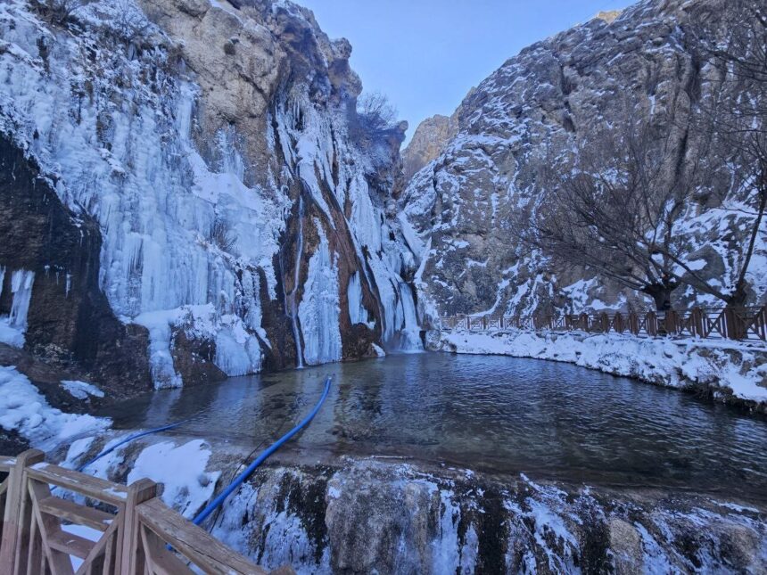 Darende’deki Gürpınar Şelalesi, soğuk hava nedeniyle kısmen dondu.