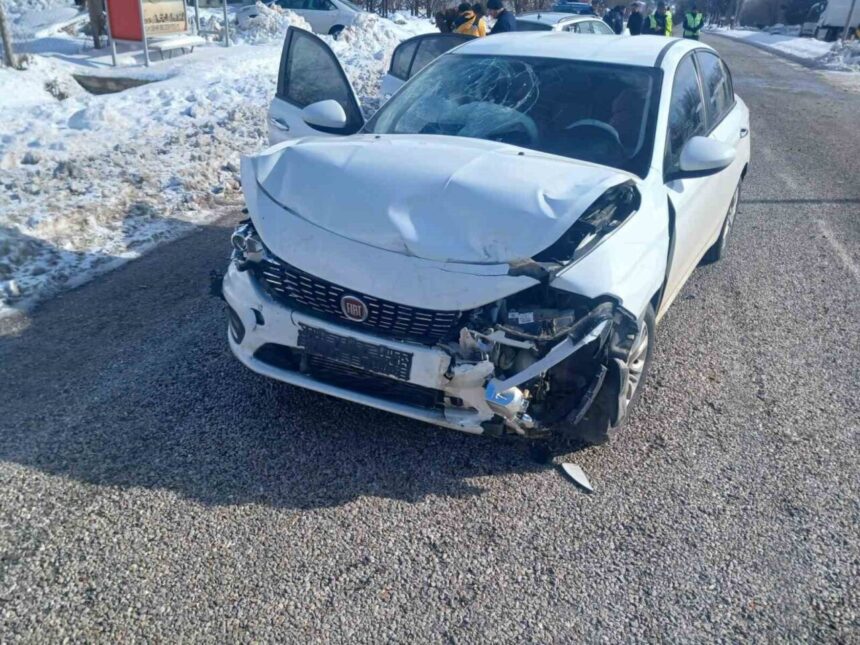 Malatya’da iki aracın karıştığı trafik kazasında 3 kişi yaralandı. Malatya’da iki aracın karıştığı trafik kazasında 3 kişi yaralandı.