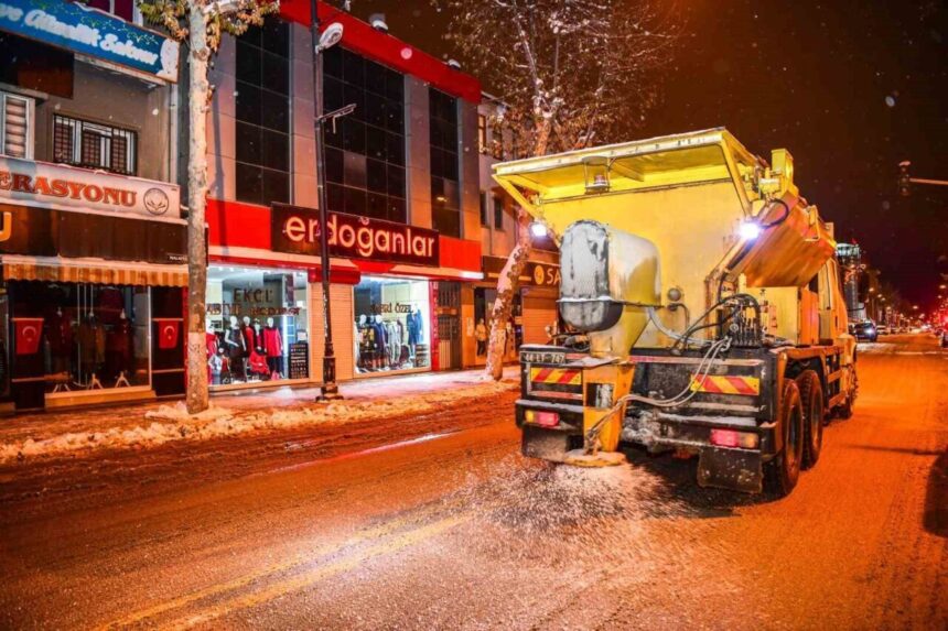 Malatya Büyükşehir Belediyesi, karla mücadele çalışmalarını aralıksız sürdürüyor.
