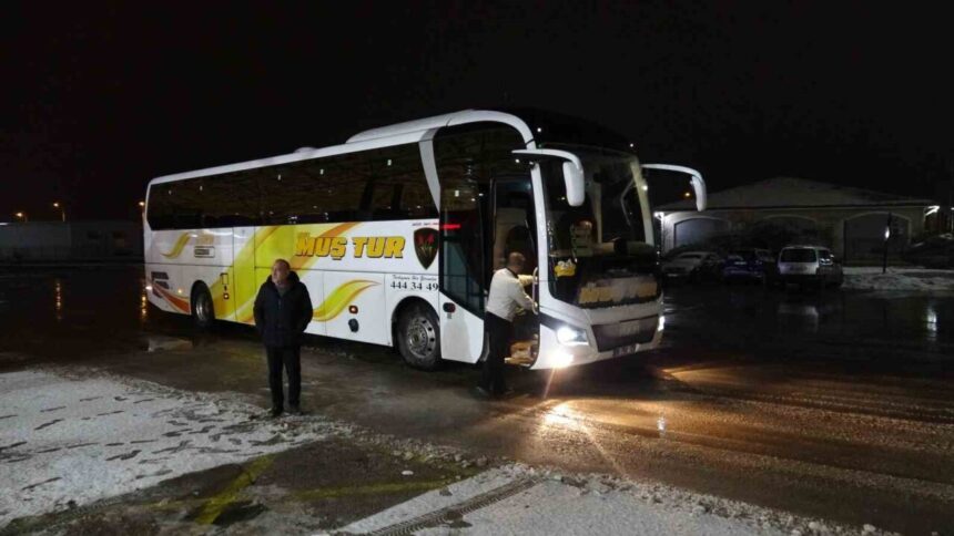 Malatya’da akşam saatlerinde başlayan kar yağışı ulaşımı olumsuz etkiledi, otobüs seferleri iptal edildi. Malatya’da akşam saatlerinde başlayan kar yağışı ulaşımı olumsuz etkiledi, otobüs seferleri iptal edildi.