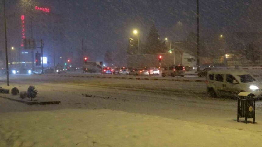 Malatya’da kar yağışı ulaşımı olumsuz etkilerken, bazı bölgelerde kar kalınlığı 50 cm’yi geçti. Malatya’da kar yağışı ulaşımı olumsuz etkilerken, bazı bölgelerde kar kalınlığı 50 cm’yi geçti.