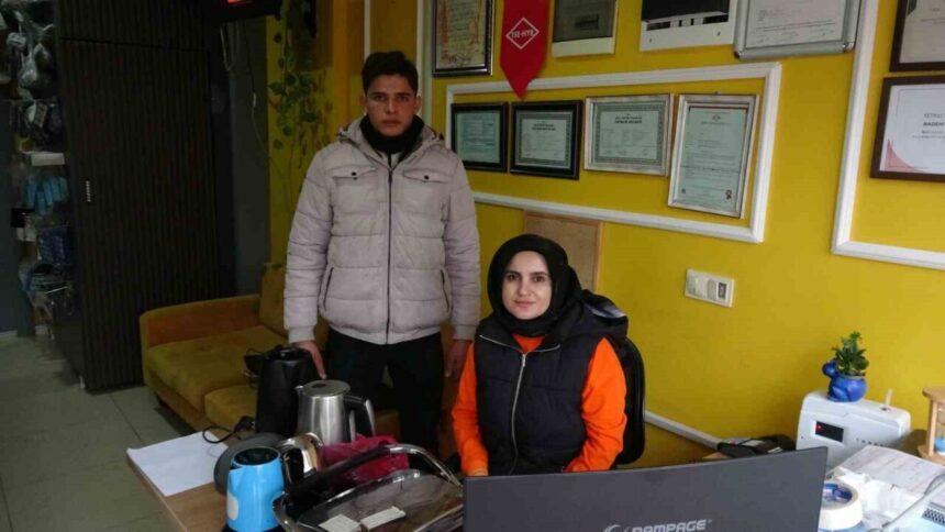 Malatya’da trafik kazasına karışan 19 yaşındaki genç, esnaf tarafından işyerinde darp edildiğini öne sürdü. Malatya’da trafik kazasına karışan 19 yaşındaki genç, esnaf tarafından işyerinde darp edildiğini öne sürdü.