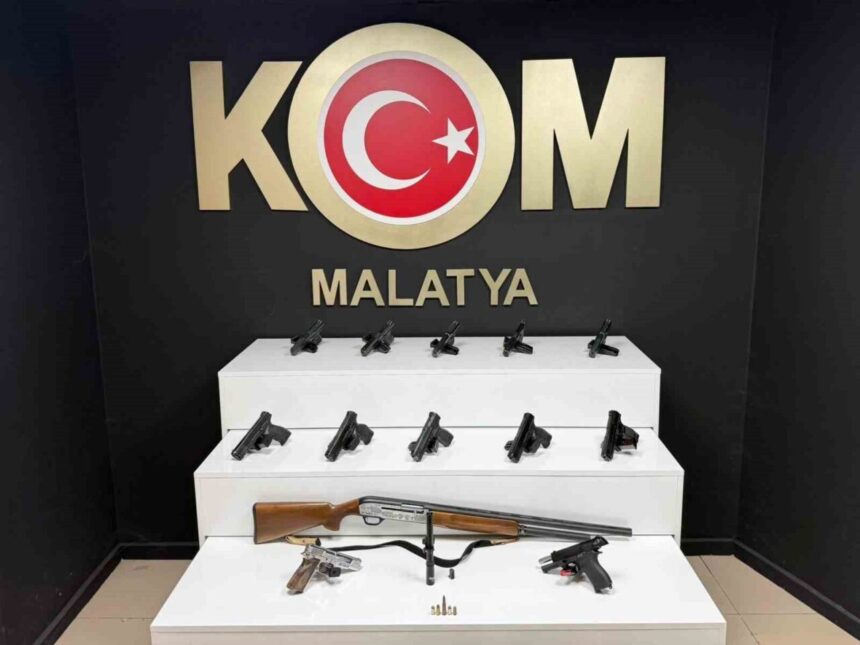Malatya’da ruhsatsız silah ticareti yapan 3 kişi gözaltına alındı, çok sayıda silah ele geçirildi. Malatya’da ruhsatsız silah ticareti yapan 3 kişi gözaltına alındı, çok sayıda silah ele geçirildi.
