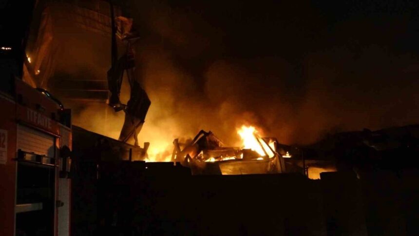 Malatya’da şantiyedeki yatakhanede çıkan yangında 2 işçi yaralandı. Malatya’da şantiyedeki yatakhanede çıkan yangında 2 işçi yaralandı.