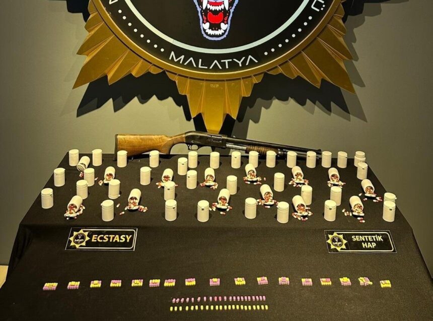 Malatya’da sokak satıcılarına karşı düzenlenen operasyonda uyuşturucu madde ele geçirildi, 5 şüpheliden 3’ü tutuklandı. Malatya’da sokak satıcılarına karşı düzenlenen operasyonda uyuşturucu madde ele geçirildi, 5 şüpheliden 3’ü tutuklandı.